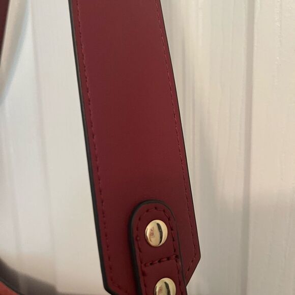 Bostonian Red Shoulder Bag with Structured Design - Picture 15 of 16